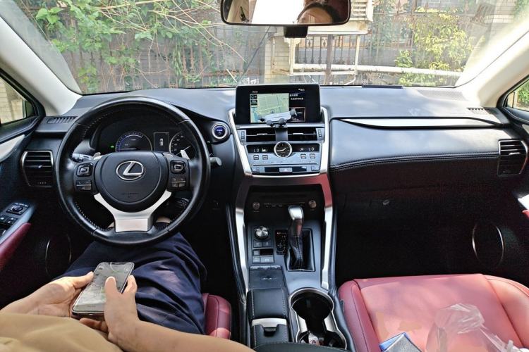 Used Lexus NX 2020 300h Front-Drive FENGSHANG Version China VI Standard Center Console