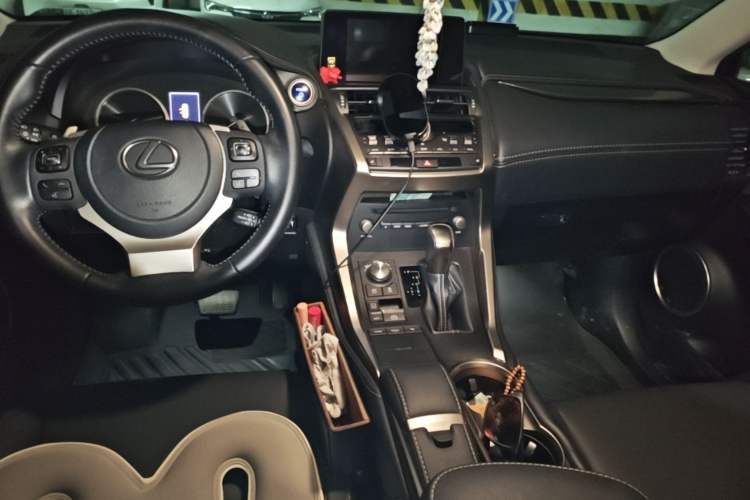 Used Lexus NX 2020 300h Front-Drive FENGSHANG Version China VI Standard Center Console