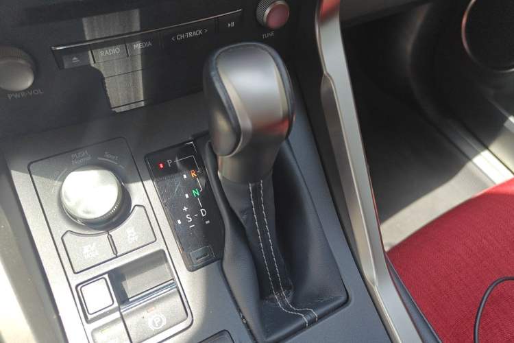 Used Lexus NX 2020 300h Front-Drive FENGSHANG Version China VI Standard Gear Lever