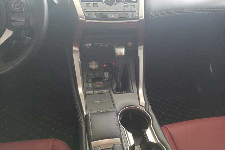 Used Lexus NX 2020 200 Front-Wheel Drive Vmotion Edition China VI Standard Gear Lever
