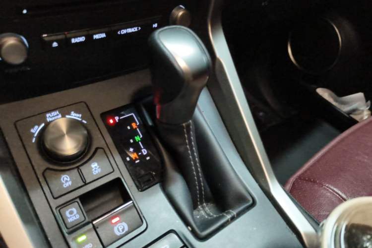 Used Lexus NX 2020 200 Front-Wheel Drive Freeline Edition China VI Standard Gear Lever