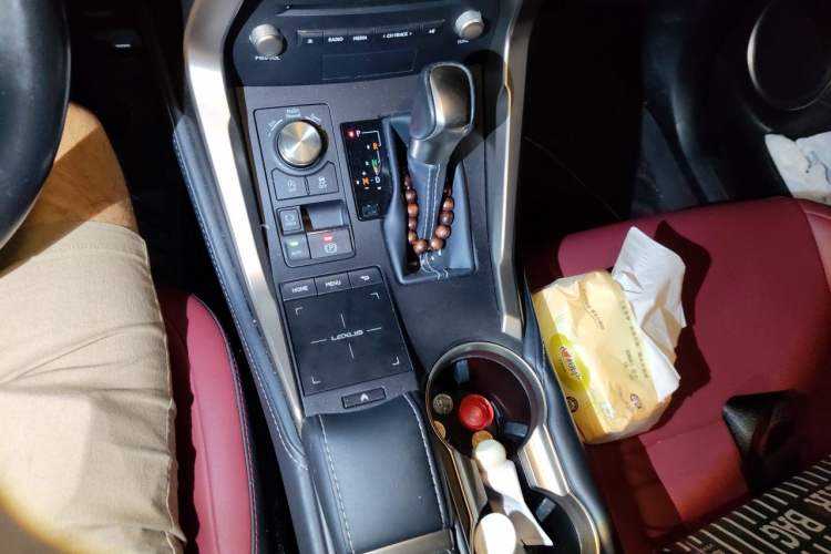 Used Lexus NX 2020 200 Front-Wheel Drive Vmotion Edition China VI Standard Gear Lever
