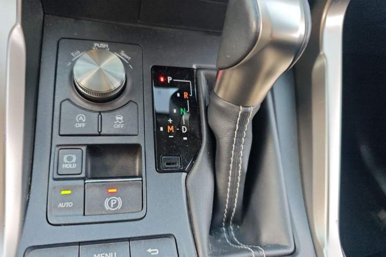 Used Lexus NX 2020 200 Front-Wheel Drive Freeline Edition China VI Standard Gear Lever