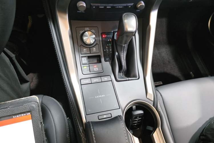 Used Lexus NX 2020 300h Front-Drive FENGSHANG Version China VI Standard Gear Lever