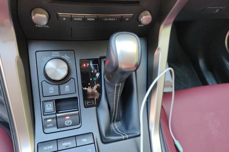 Used Lexus NX 2020 200 Front-Wheel Drive Vmotion Edition China VI Standard Gear Lever