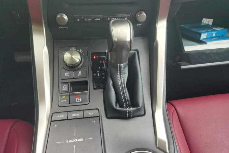 Used Lexus NX 2020 300h Front-Drive FENGSHANG Version China VI Standard Gear Lever