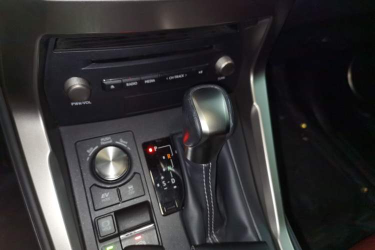 Used Lexus NX 2020 300h Front-Drive FENGSHANG Version China VI Standard Gear Lever