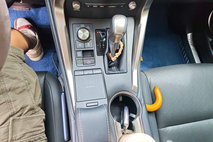 Used Lexus NX 2020 300h Front-Drive FENGSHANG Version China VI Standard Gear Lever