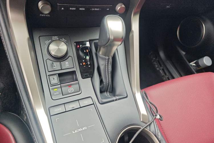 Used Lexus NX 2020 200 Front-Wheel Drive Freeline Edition China VI Standard Gear Lever