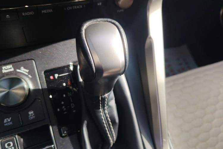 Used Lexus NX 2020 300h Front-Drive FENGSHANG Version China VI Standard Gear Lever