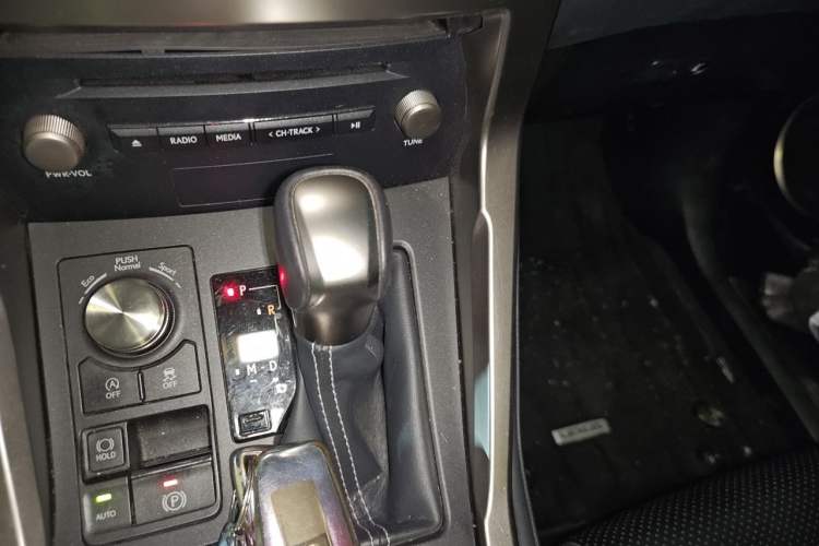Used Lexus NX 2020 200 Front-Wheel Drive Vmotion Edition China VI Standard Gear Lever