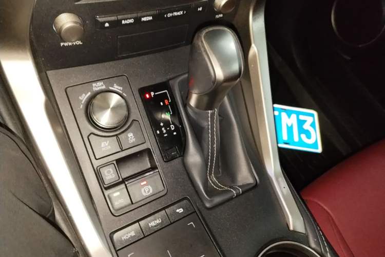 Used Lexus NX 2020 300h Front-Drive FENGSHANG Version China VI Standard Gear Lever