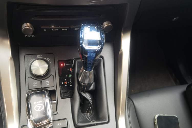 Used Lexus NX 2020 200 Front-Wheel Drive Vmotion Edition China VI Standard Gear Lever