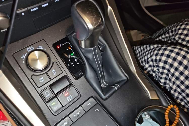 Used Lexus NX 2020 300h Front-Drive FENGSHANG Version China VI Standard Gear Lever