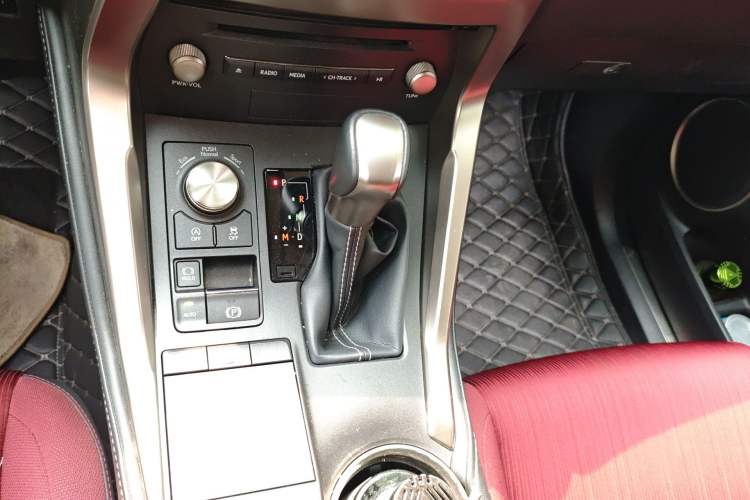 Used Lexus NX 2020 200 Front-Wheel Drive Freeline Edition China VI Standard Gear Lever