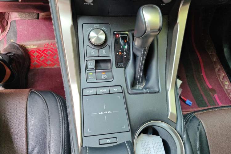Used Lexus NX 2020 200 Front-Wheel Drive Freeline Edition China VI Standard Gear Lever