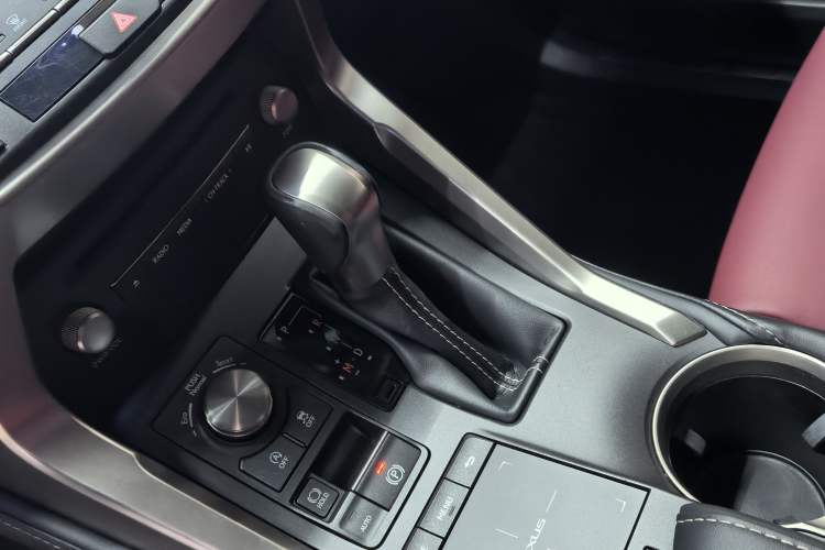 Used Lexus NX 2020 200 Front-Wheel Drive Vmotion Edition China VI Standard Interior 3