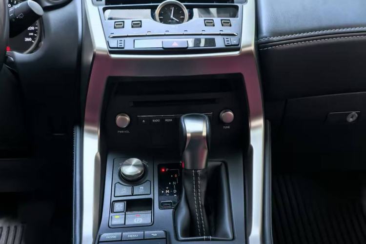 Used Lexus NX 2020 200 Front-Wheel Drive Vmotion Edition China VI Standard Interior 6