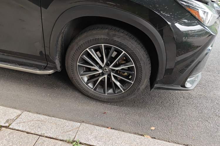 Used Lexus NX 2022 350h Front-Wheel-Drive Innovation Edition Right Front Wheel Hub