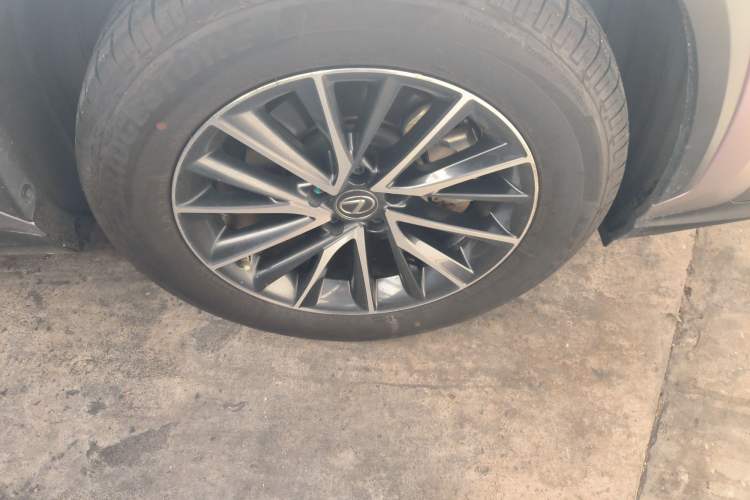 Used Lexus NX 2022 350h Front-Wheel-Drive Innovation Edition Right Front Wheel Hub