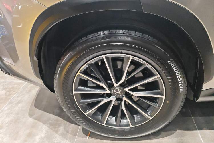Used Lexus NX 2022 350h Front-Wheel-Drive Innovation Edition Right Rear Wheel Hub