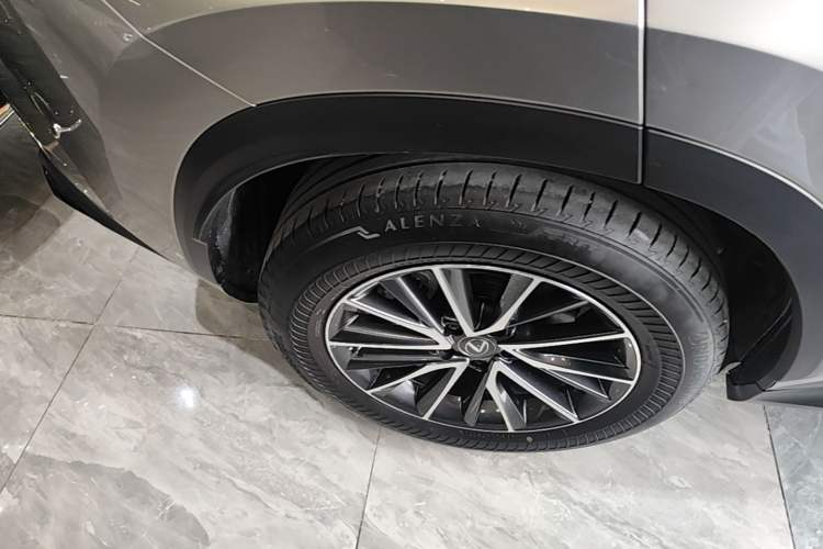 Used Lexus NX 2023 350h Front-Wheel-Drive Xinchichi Version Right Rear Wheel Hub