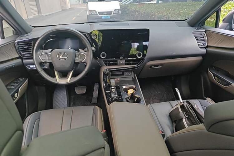 Used Lexus NX 2024 350h All-Wheel-Drive OVERTRAIL Trailblazer Edition Center Console