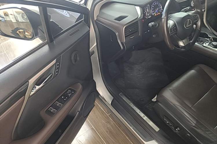 Used Lexus RX 2016 300 4x4 Elegant Edition China VI Driver Seat