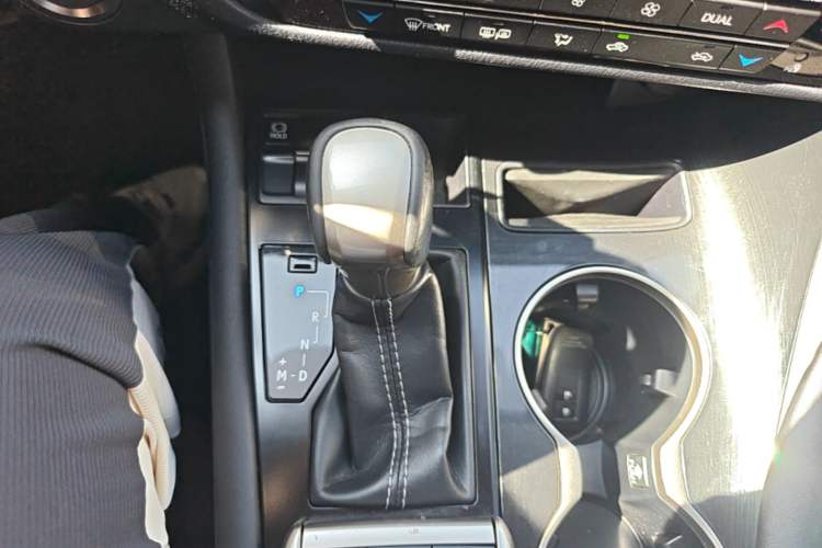 Used Lexus RX 2020 300 Two-Wheel Drive Elite Edition China VI Standard Gear Lever