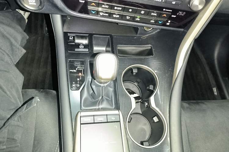 Used Lexus RX 2020 300 Two-Wheel Drive Elite Edition China VI Standard Gear Lever