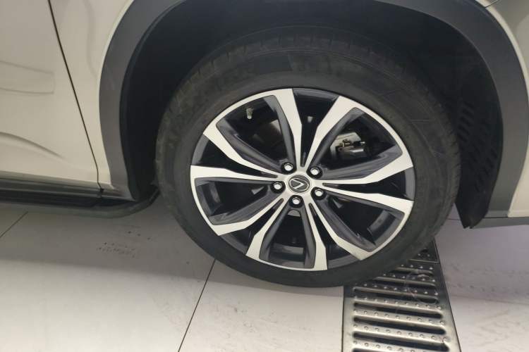 Used Lexus RX 2020 Facelifted 300 4x4 Elegant Edition Right Front Wheel Hub