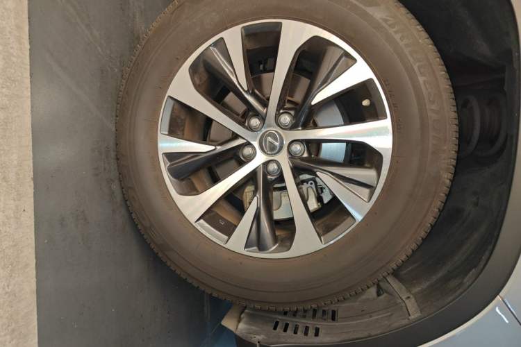 Used Lexus RX 2020 Revised Version 300 Two-Wheel Drive Comfort Edition Right Front Wheel Hub