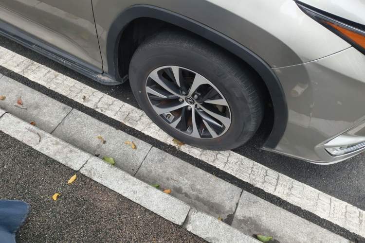 Used Lexus RX 2020 Revised Version 300 Two-Wheel Drive Elite Edition Right Front Wheel Hub