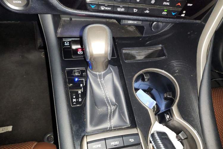 Used Lexus RX 2020 300 Two-Wheel Drive Elite Edition China VI Standard Gear Lever