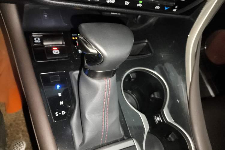 Used Lexus RX 2020 Revised Version 450hL Four-Wheel Drive Elegant Edition 7 Seats Gear Lever
