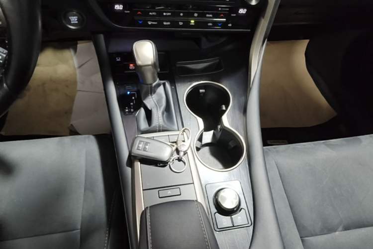 Used Lexus RX 2020 Revised Version 300 Two-Wheel Drive Elite Edition Gear Lever