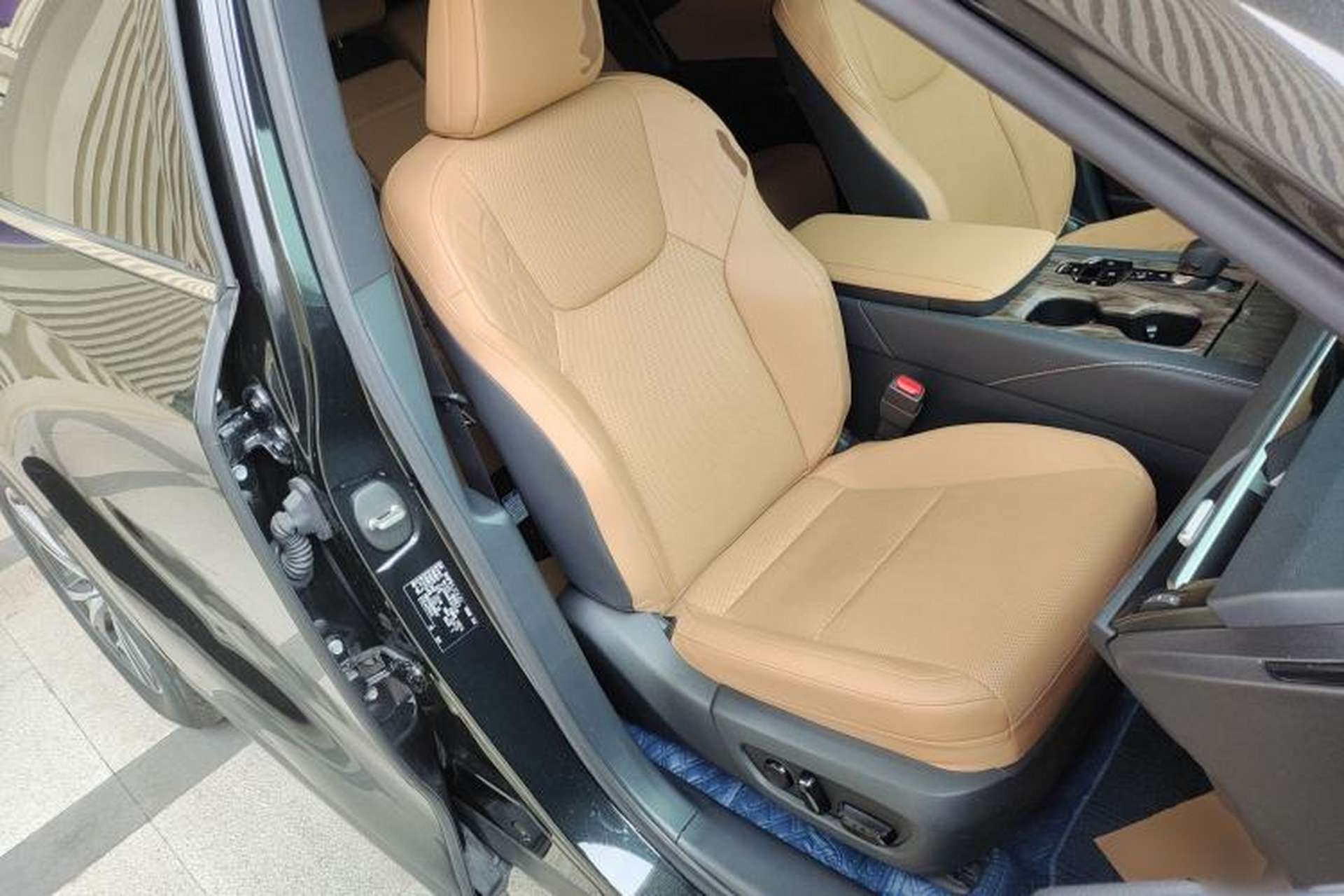 Used Lexus RX 2023 350h Two-Wheel Drive Enjoyment Version Right Front Seat