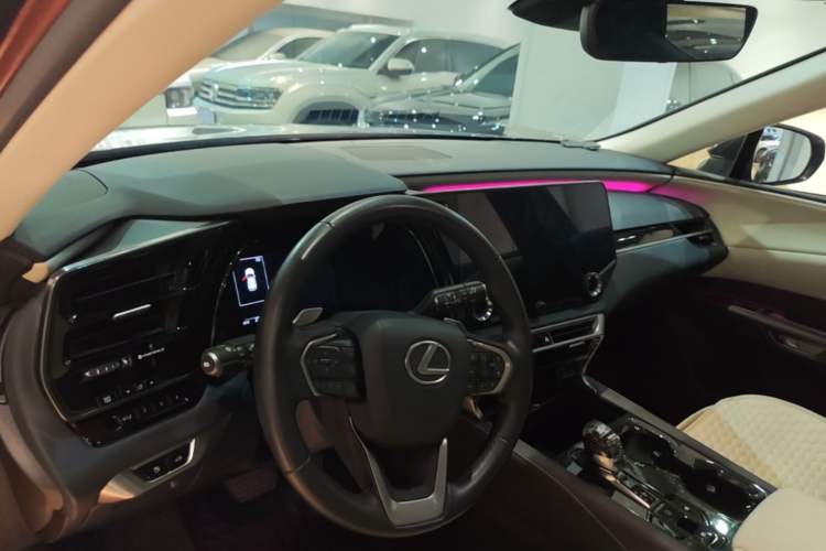 Used Lexus RX 2023 350h Two-Wheel Drive Comfort Edition Center Console