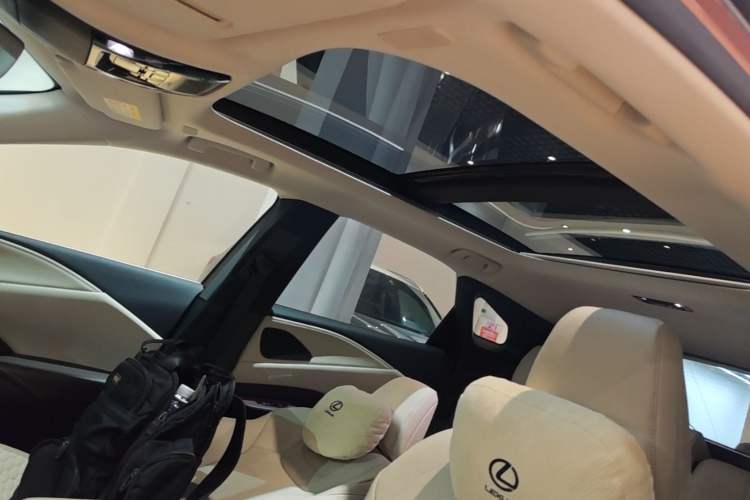 Used Lexus RX 2023 350h Two-Wheel Drive Comfort Edition Headliner