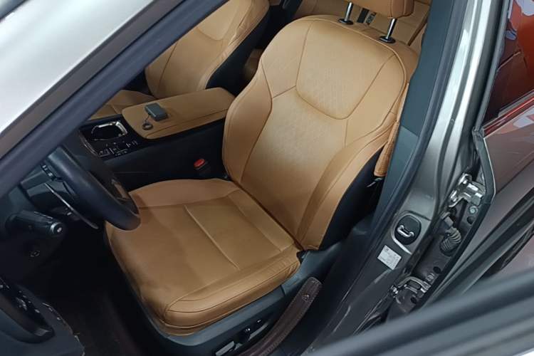 Used Lexus RX 2023 350h Four-Wheel Drive Enjoyment Version Left Front Seat