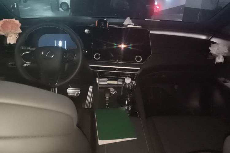 Used Lexus RX 2026 Model 500h Four-Wheel-Drive F SPORT Performance Center Console