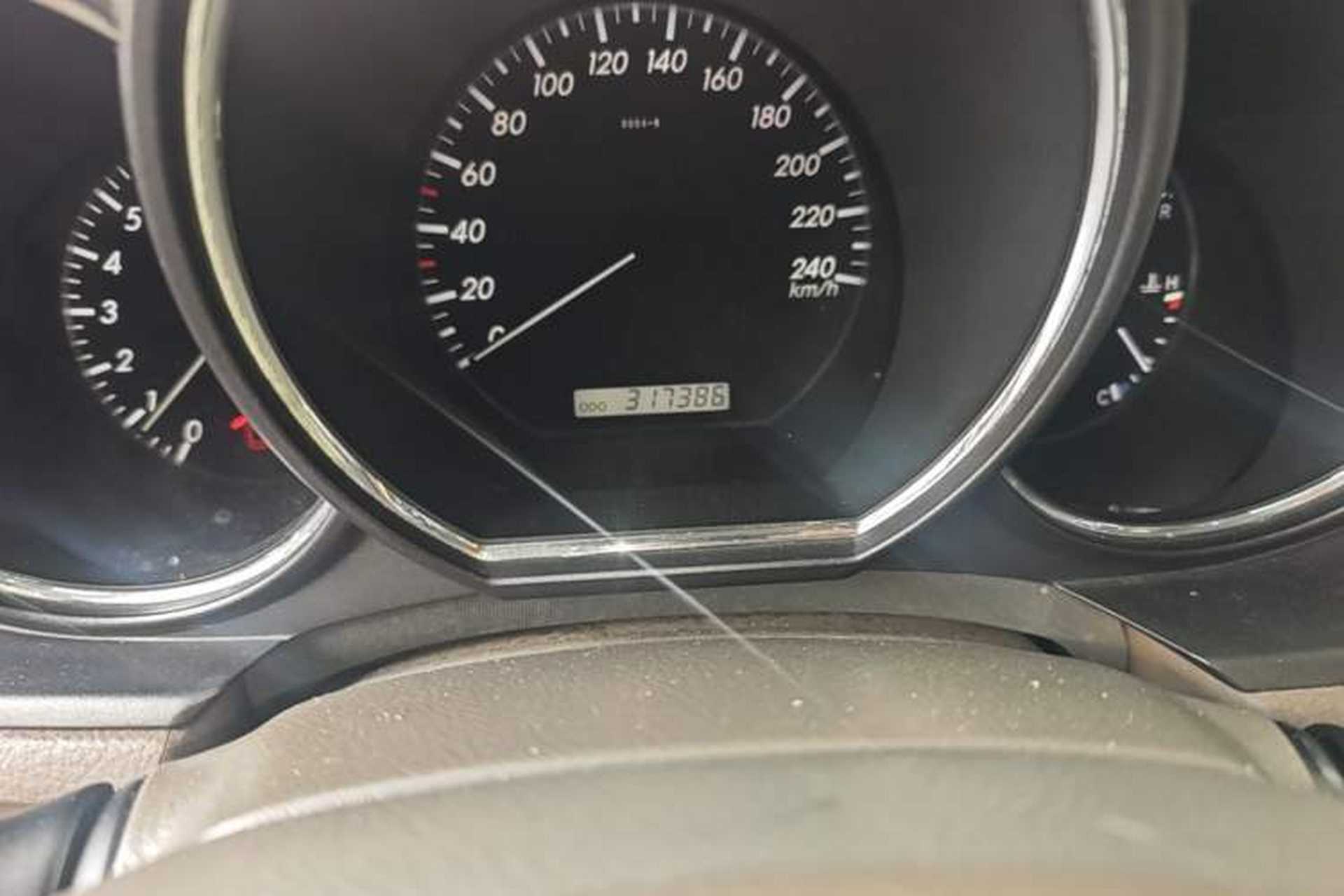 Used Lexus RX Classic 2006 350 Odometer Close Up