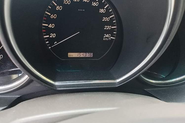 Used Lexus RX Classic 2006 350 Odometer Close Up