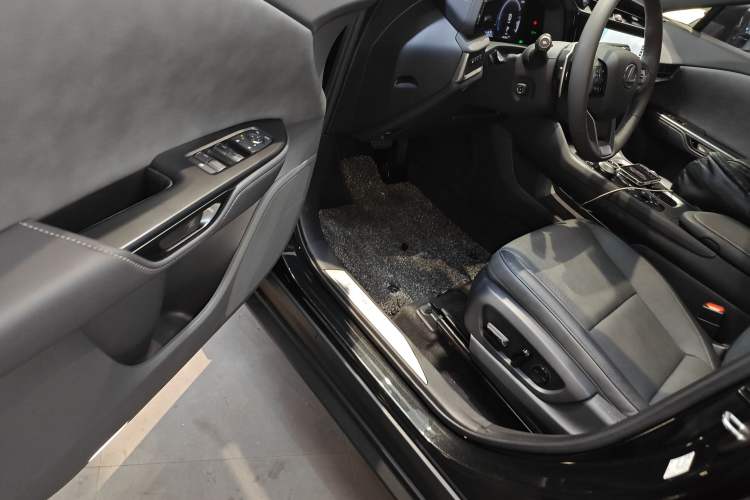 Used Lexus RZ 2023 450e All-Wheel Drive Luxury Edition Interior 3