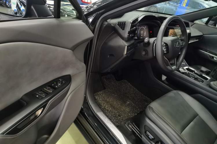 Used Lexus RZ 2023 450e All-Wheel Drive Luxury Edition Interior 3