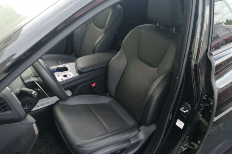 Used Lexus RZ 2023 450e All-Wheel Drive Luxury Edition Interior 4