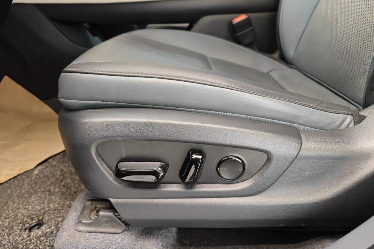 Used Lexus RZ 2023 300e Long-Range Indulgence Edition Interior 5