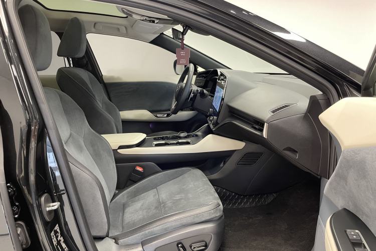 Used Lexus RZ 2023 450e All-Wheel-Drive Luxury Edition Interior 5