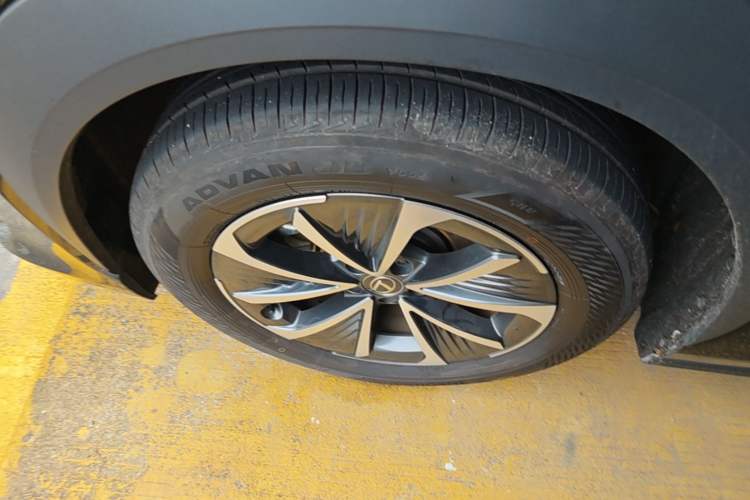 Used Lexus RZ 2023 450e All-Wheel Drive Luxury Edition Left Front Wheel Hub