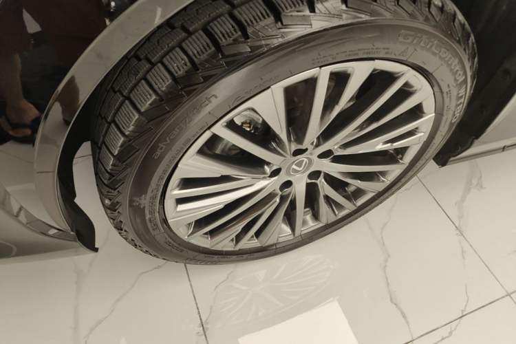 Used Lexus RZ 2023 450e All-Wheel-Drive Luxury Edition Left Front Wheel Hub